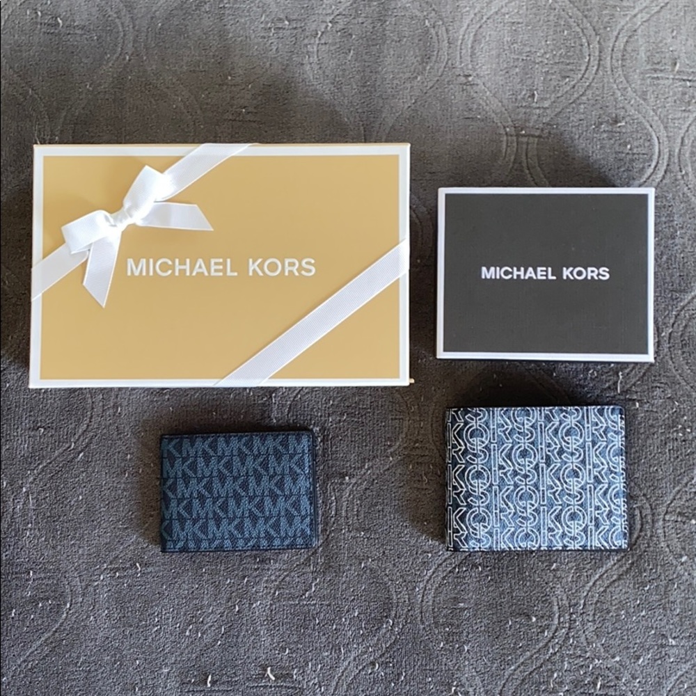 Michael Kors Logo Billfold Wallet With Passcase